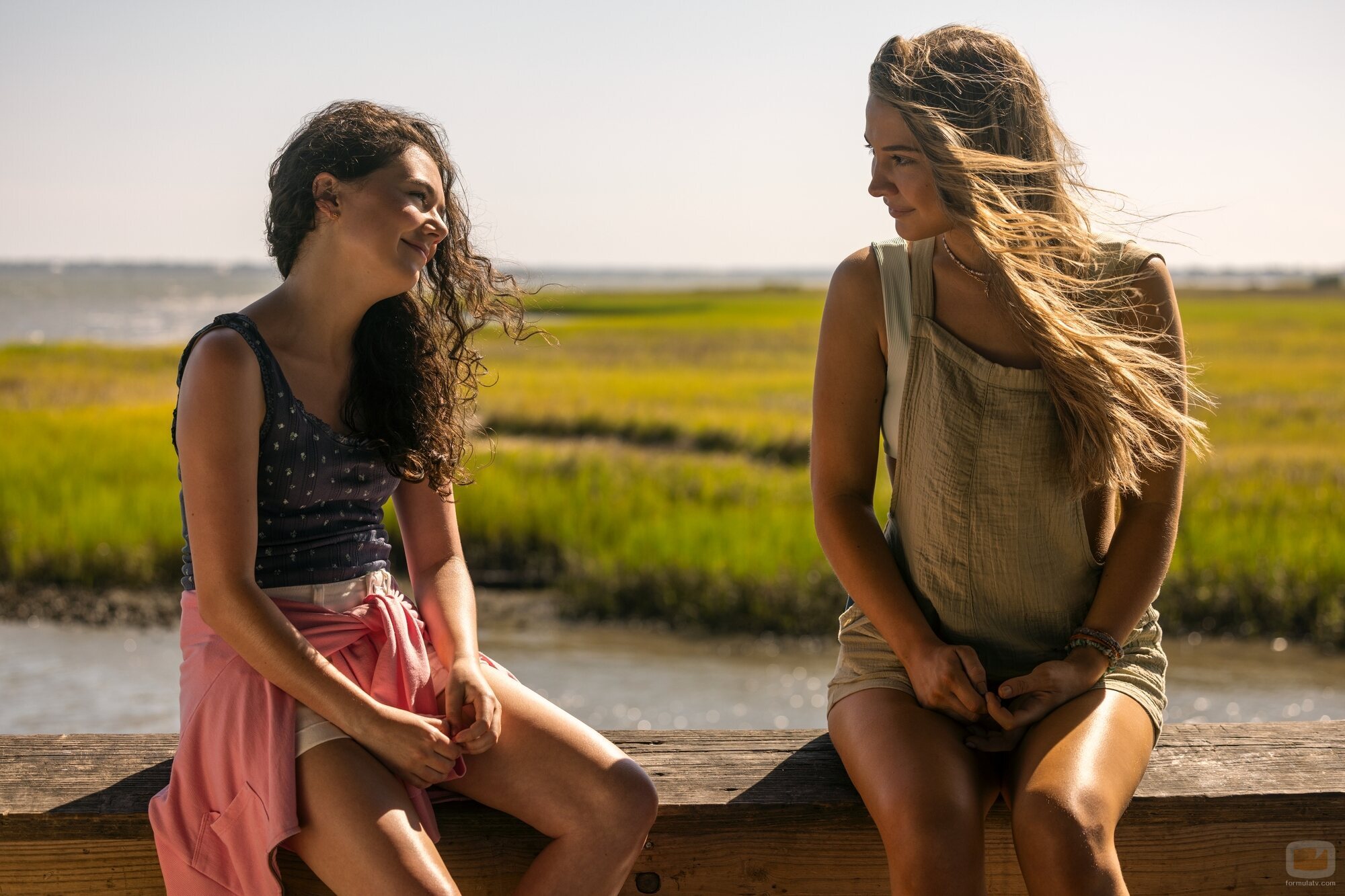 Julia Antonelli y Madelyn Cline en Capítulo 4 titulado 'Todo queda en familia' de 'Outer Banks'