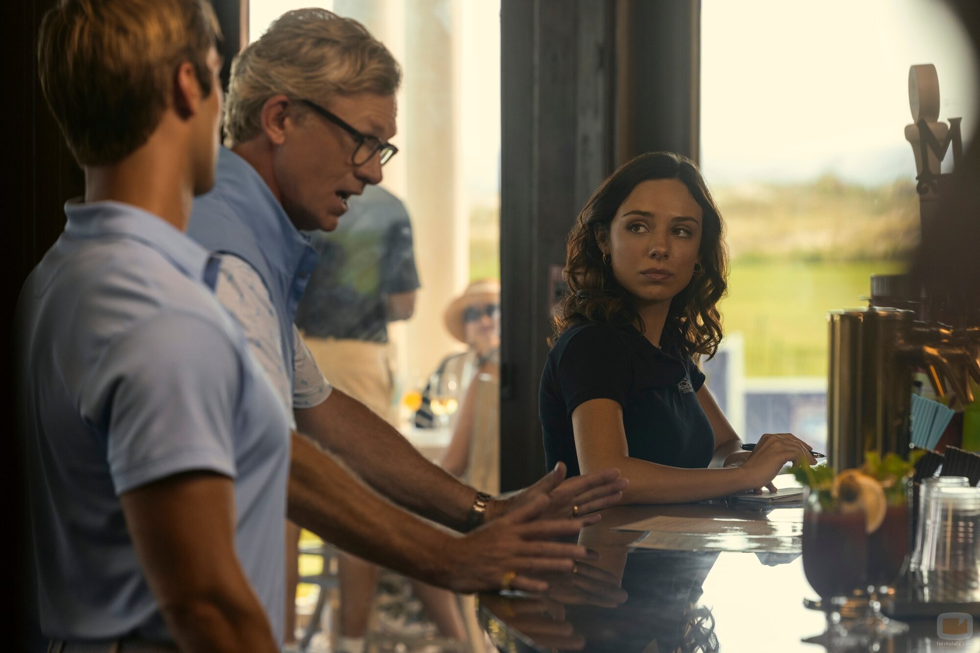 Jason Davis y Fiona Palomo en el 5x04 de 'Outer Banks'