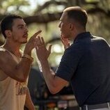 Nicholas Cirillo y Drew Starkey en 5x04 'Todo queda en familia' de 'Outer Banks'