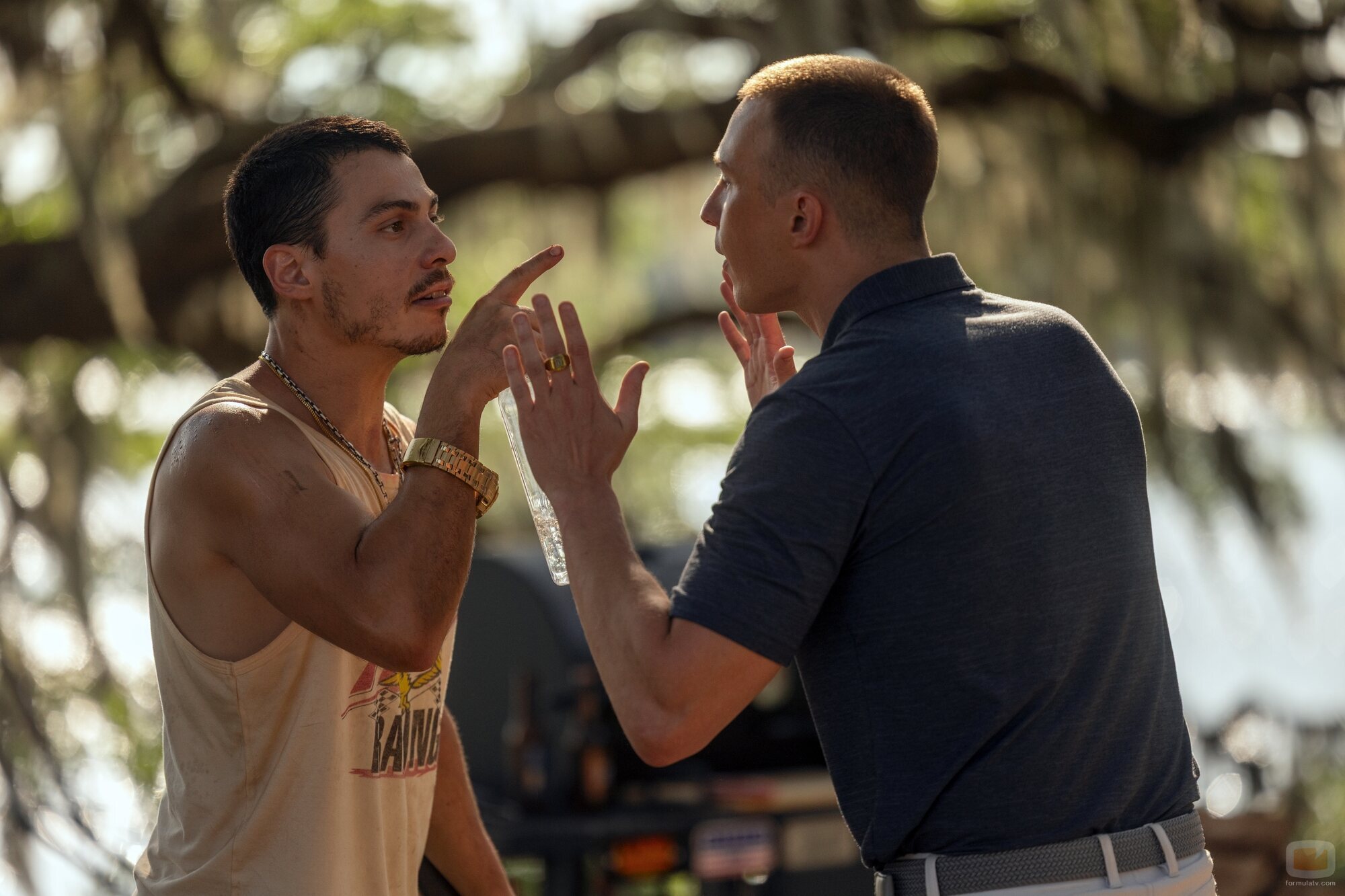 Nicholas Cirillo y Drew Starkey en 5x04 'Todo queda en familia' de 'Outer Banks'