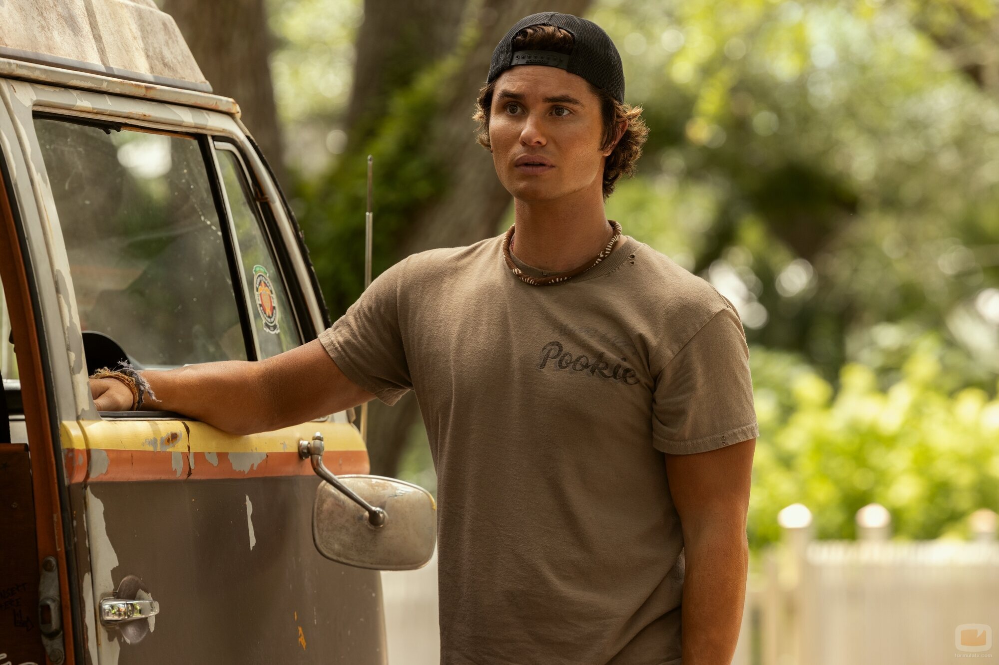 Chase Stokes en Capítulo 4 titulado 'Todo queda en familia' de 'Outer Banks'