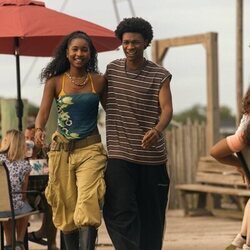 Carlacia Grant y J.D. en el 5x05 de 'Outer Banks'