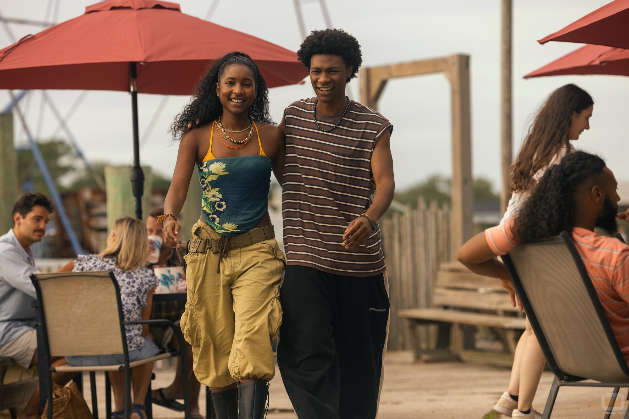 Carlacia Grant y J.D. en el 5x05 de 'Outer Banks'
