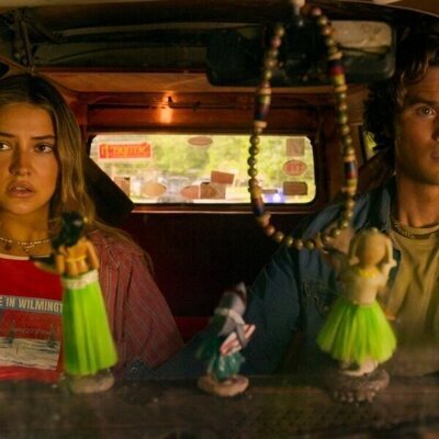 Madelyn Cline y Chase Stokes en la temporada 5 y el capítulo 05 de 'Outer Banks'