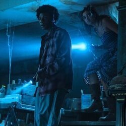 Madison Bailey y J.D. en 5x05 'La escítala' de 'Outer Banks'