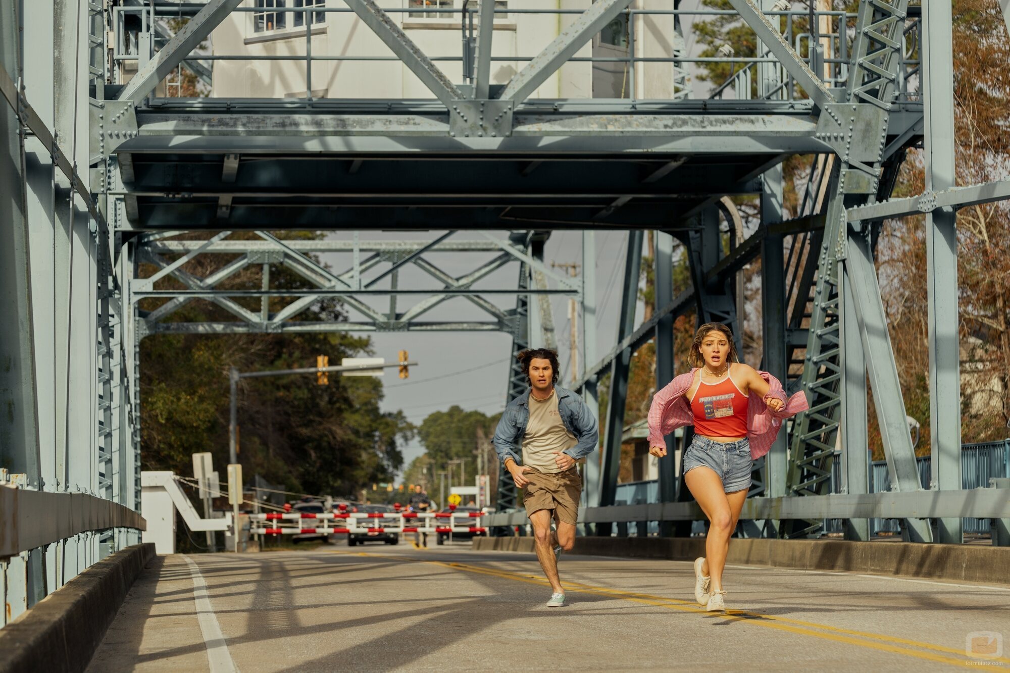 Madelyn Cline y Chase Stokes en el 5x05 de 'Outer Banks'