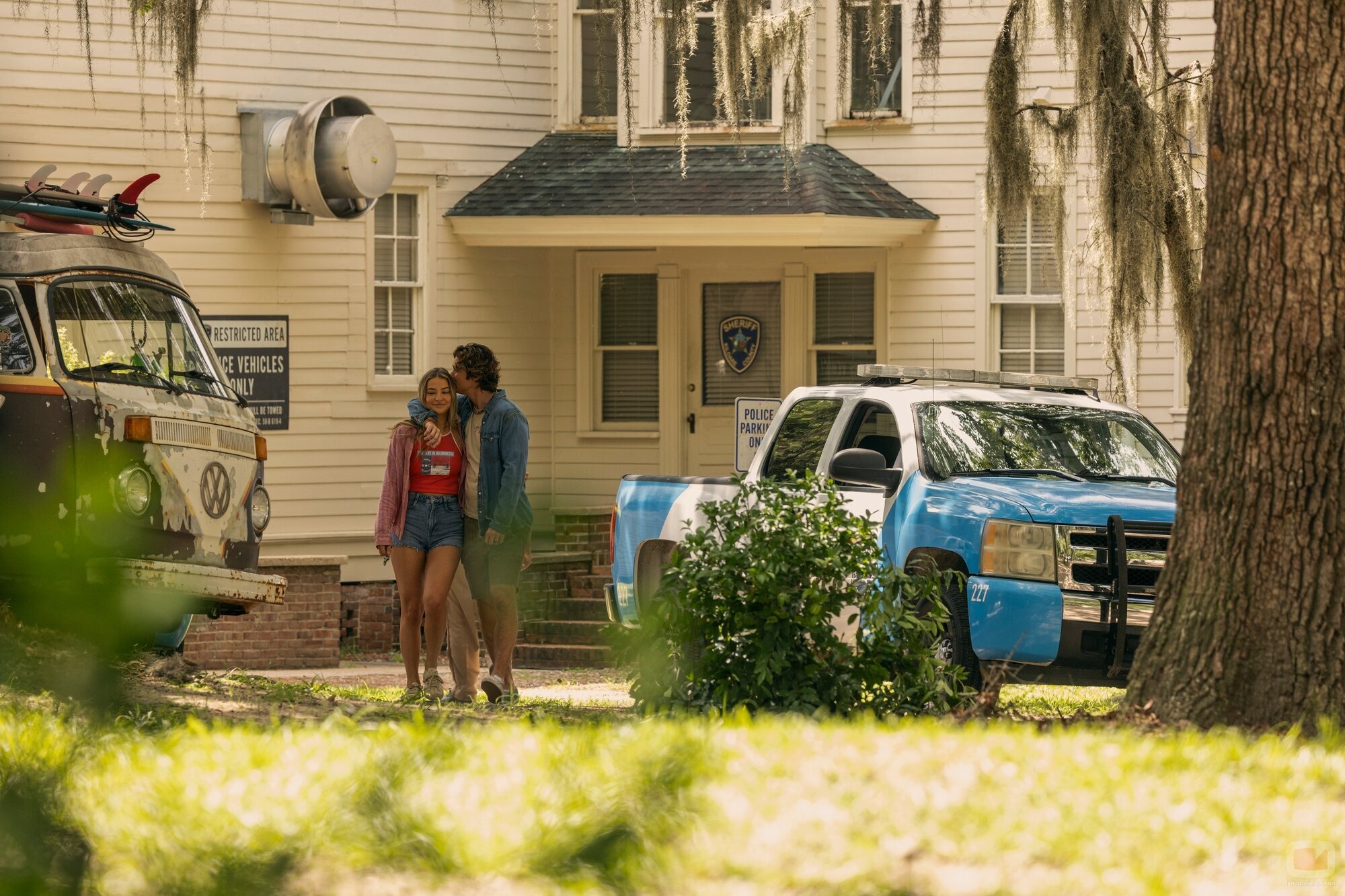 Chase Stokes y Madelyn Cline en 5x05 'La escítala' de 'Outer Banks'