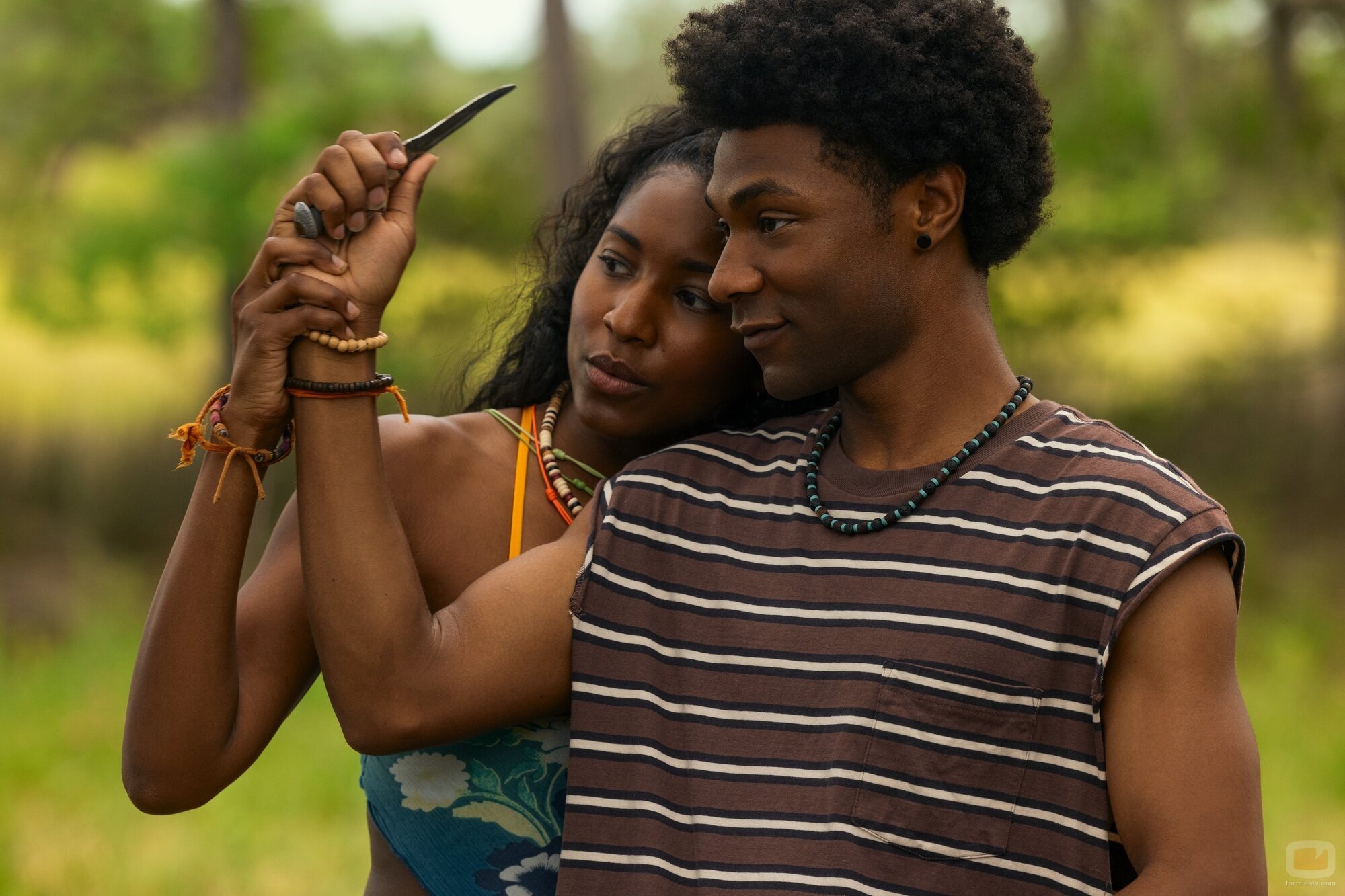 J.D. y Carlacia Grant en la temporada 5 y el capítulo 06 de 'Outer Banks'