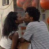Carlacia Grant y J.D. en la temporada 5 y el capítulo 07 de 'Outer Banks'