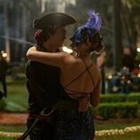 Chase Stokes y Madelyn Cline en Capítulo 7 titulado 'Mascarada' de 'Outer Banks'