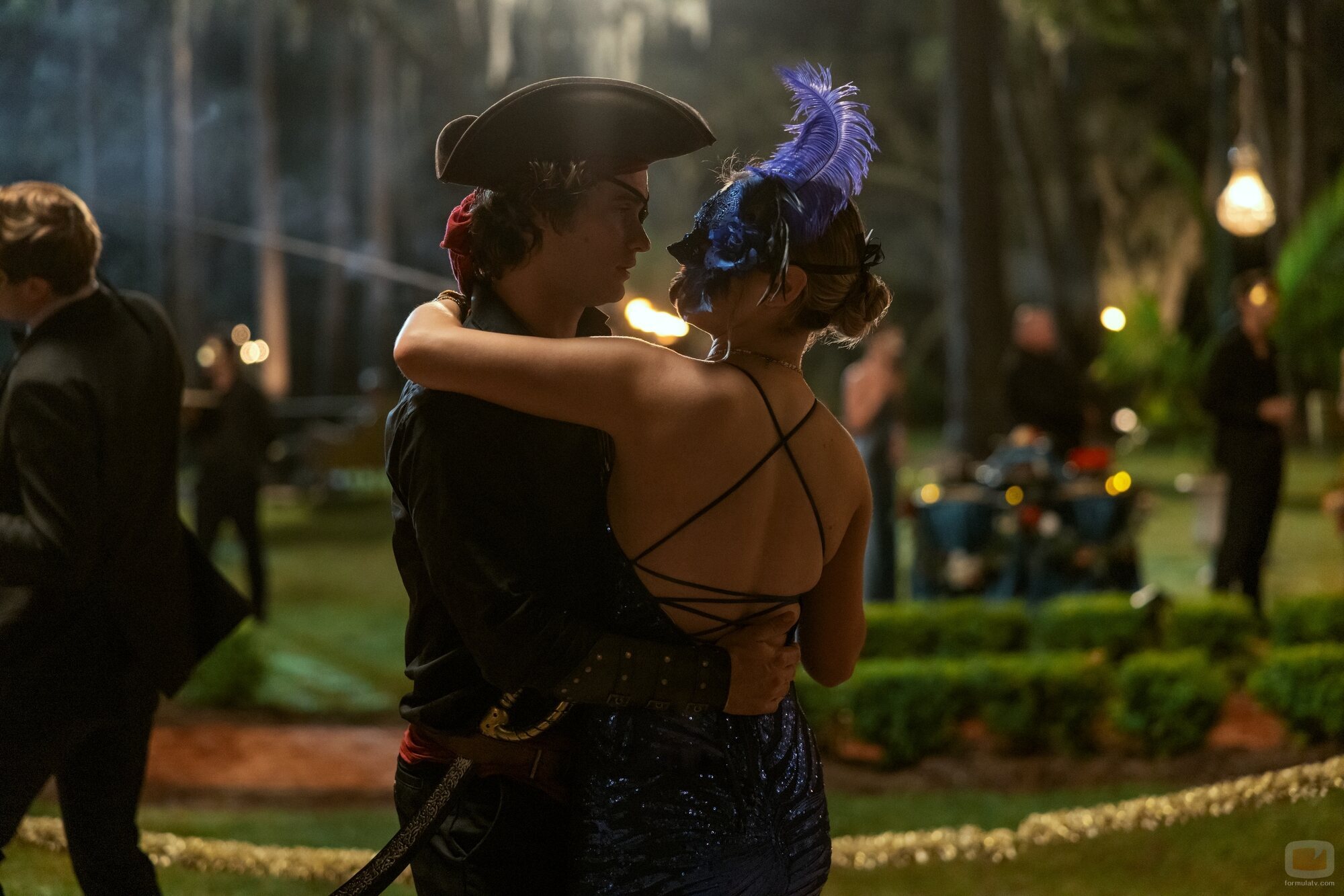 Chase Stokes y Madelyn Cline en Capítulo 7 titulado 'Mascarada' de 'Outer Banks'