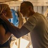 Caroline Arapoglou y Drew Starkey en 'La pista parte 2' de 'Outer Banks'