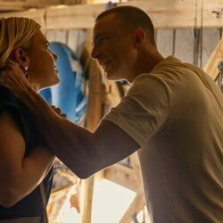 Caroline Arapoglou y Drew Starkey en 'La pista parte 2' de 'Outer Banks'