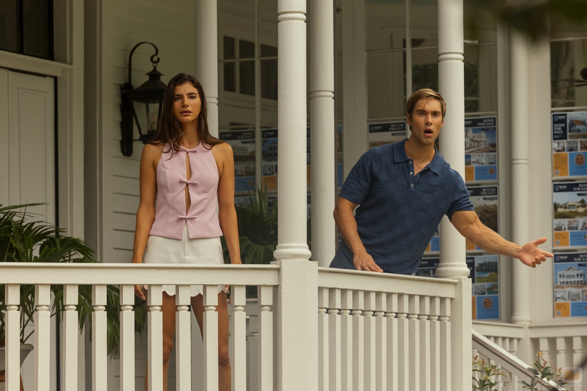 Mia Challis y Austin North en 5x08 'La pista parte 2' de 'Outer Banks'
