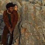 Madelyn Cline y J.D. en 5x09 titulado 'Álzate, álzate' de 'Outer Banks'