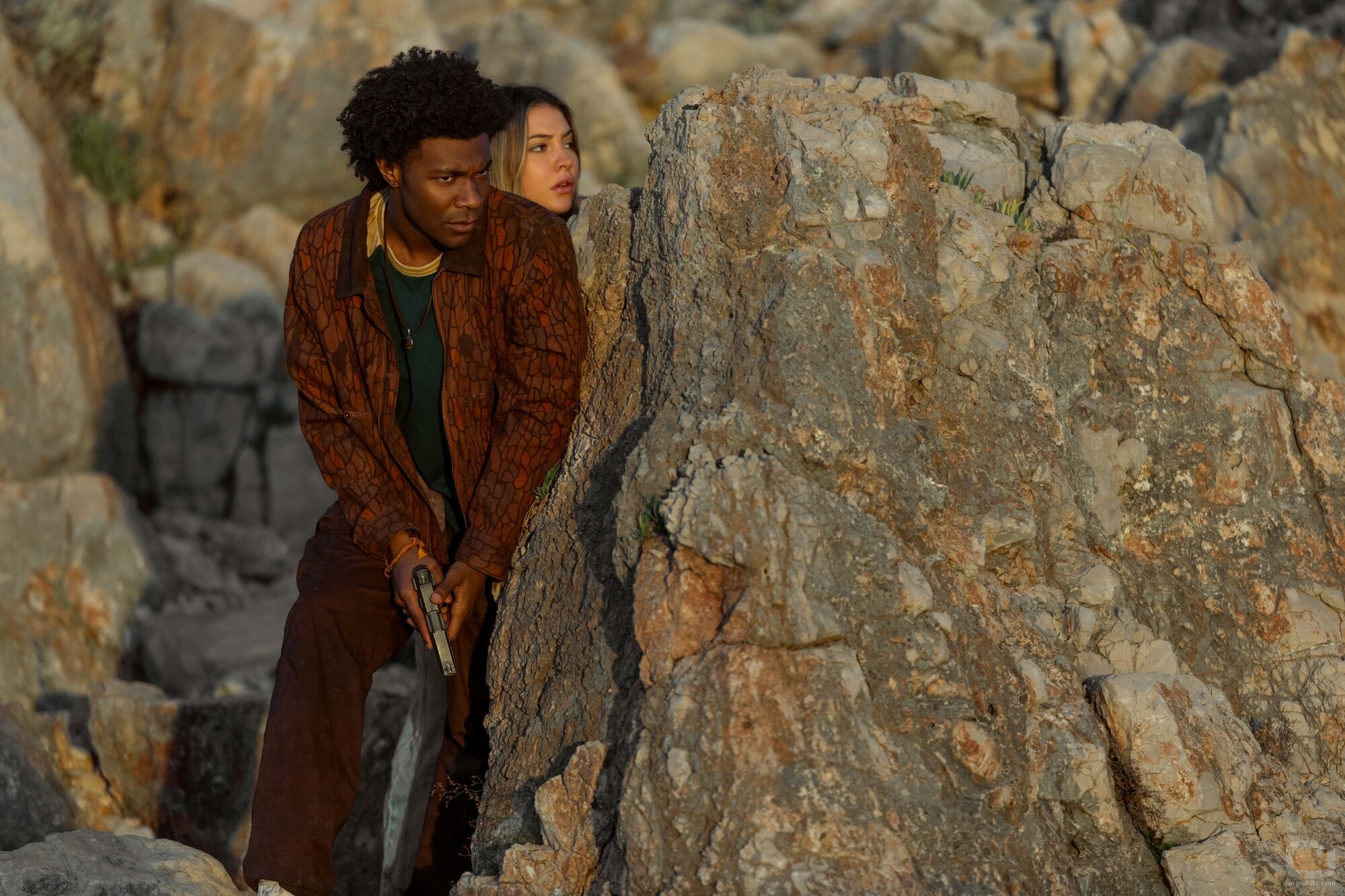 Madelyn Cline y J.D. en 5x09 titulado 'Álzate, álzate' de 'Outer Banks'