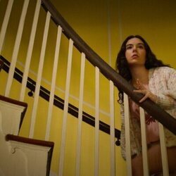Julia Antonelli en 5x09 titulado 'Álzate, álzate' de 'Outer Banks'