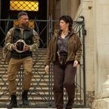 Pollyanna McIntosh y Jason Alan Carvell en 5x09 titulado 'Álzate, álzate' de 'Outer Banks'