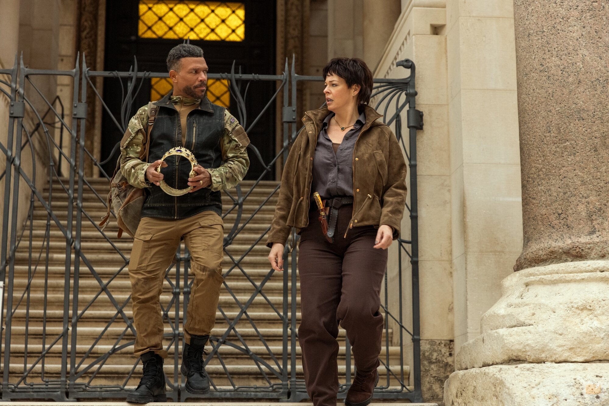 Pollyanna McIntosh y Jason Alan Carvell en 5x09 titulado 'Álzate, álzate' de 'Outer Banks'