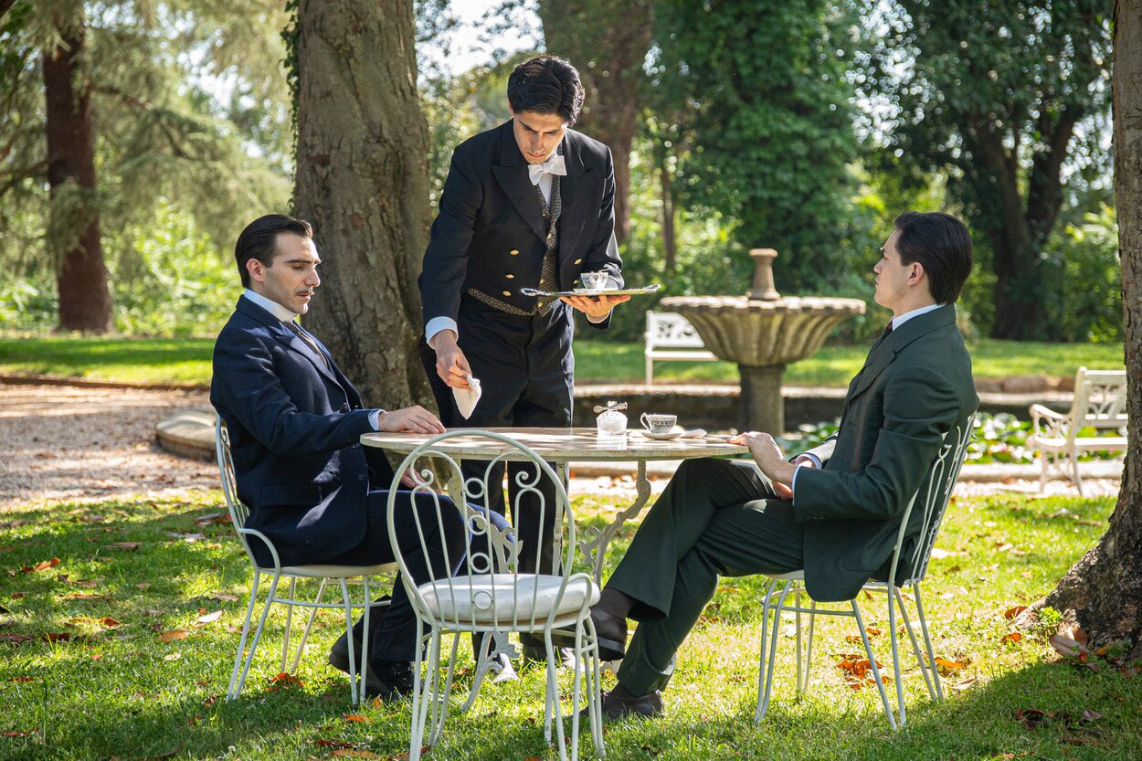 Lorenzo y Ciro en una escena de 'La promesa'