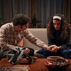 Dèlia Brufau y Carlos Troya en 3x157 titulado 'Miércoles 26 de agosto de 2026' de 'Sueños de libertad'