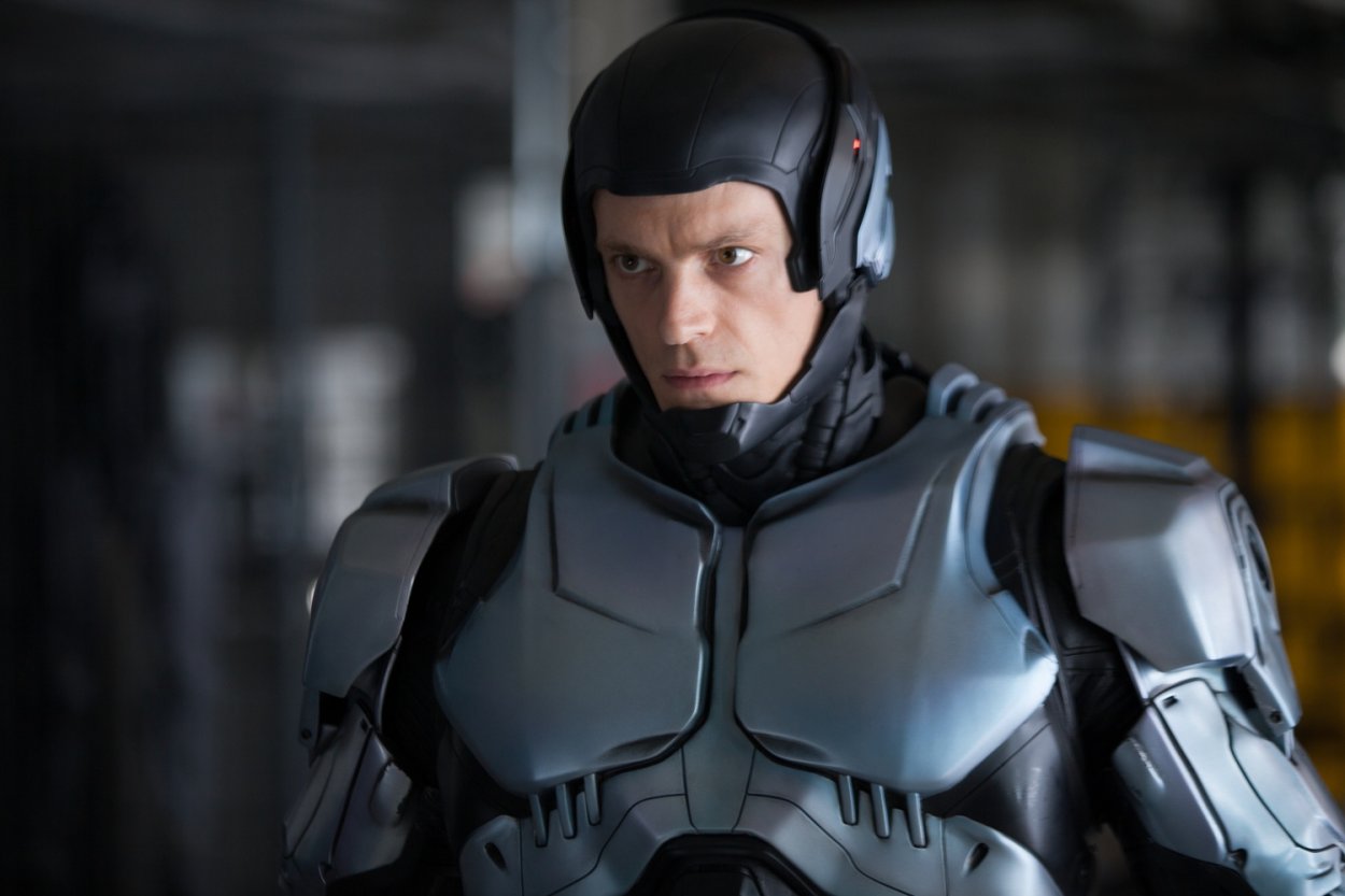 Joel Kinnanan como RoboCop en la película de 2014