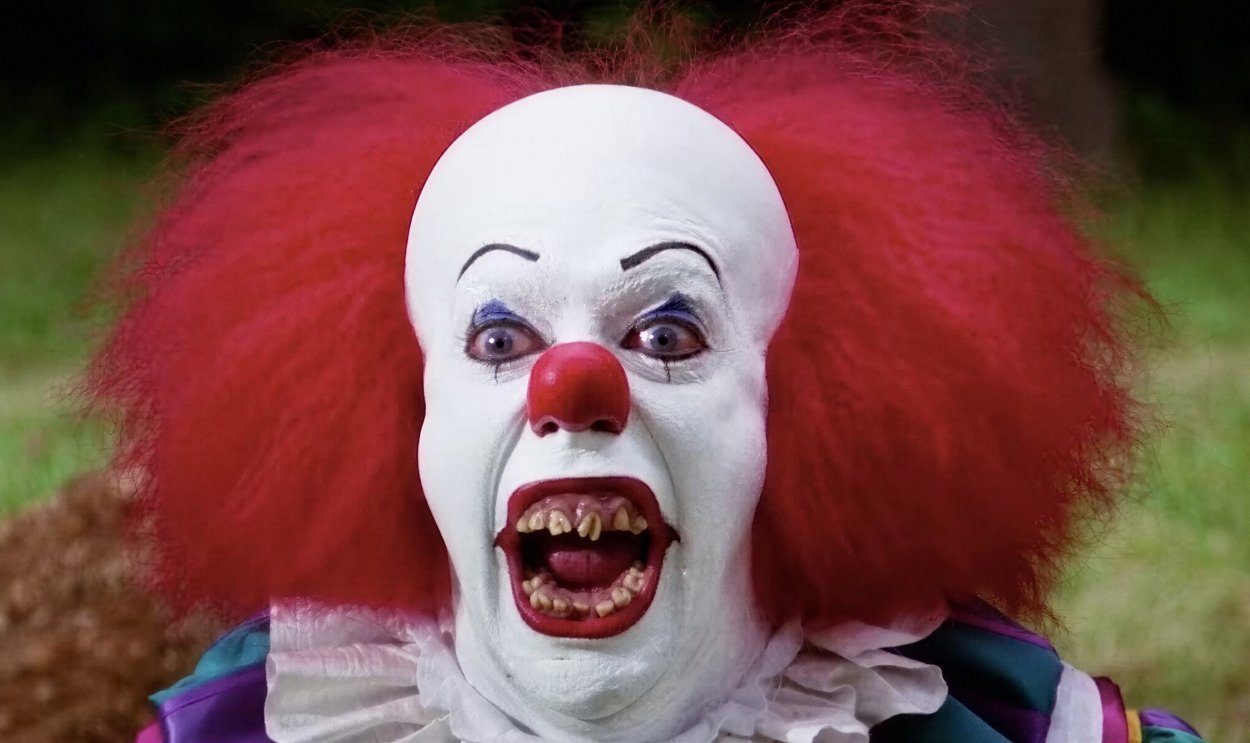 Tim Curry como Pennywise en la primera serie 'It' de 1990