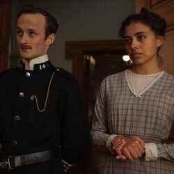 Reagan Mannix y Miah Madden en 1x01 titulado 'Rebelión' de 'Mi brillante carrera'