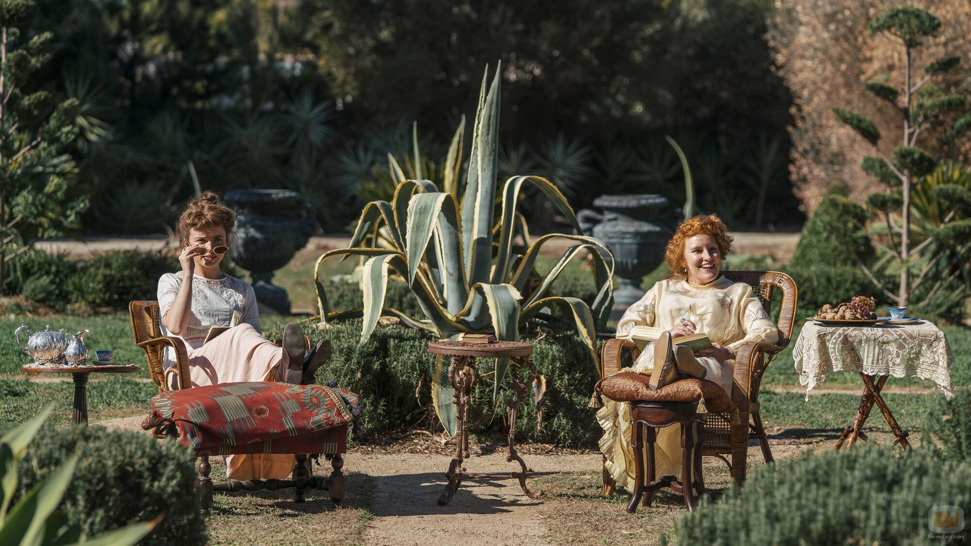 Philippa Northeast y Kate Mulvany en 1x02 'Él' de 'Mi brillante carrera'