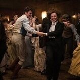 Philippa Northeast y Jake Dunn en 1x04 titulado '¡Por la vida!' de 'Mi brillante carrera'