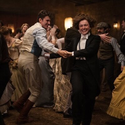 Philippa Northeast y Jake Dunn en 1x04 titulado '¡Por la vida!' de 'Mi brillante carrera'