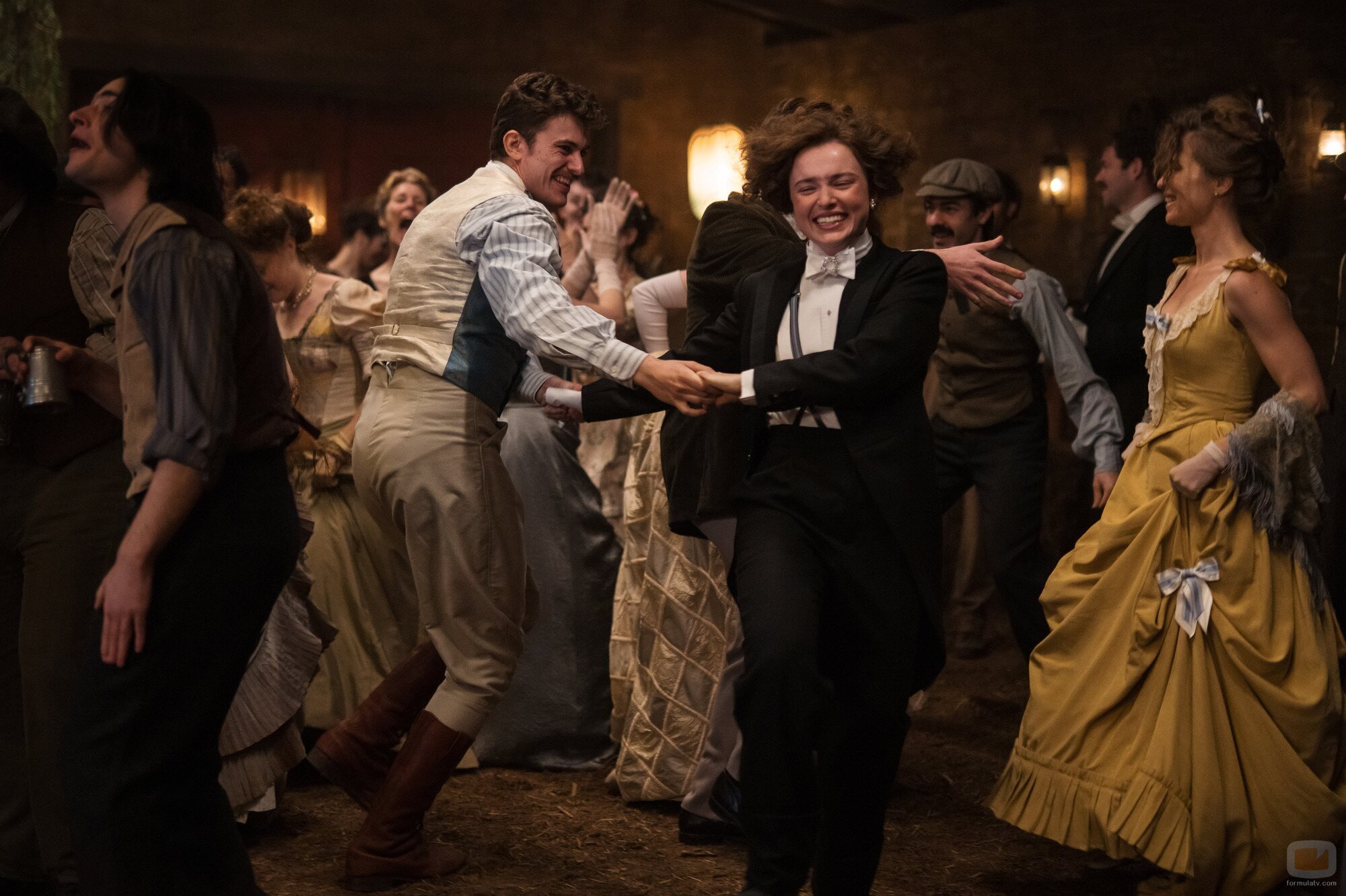 Philippa Northeast y Jake Dunn en 1x04 titulado '¡Por la vida!' de 'Mi brillante carrera'