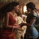 Philippa Northeast y Miah Madden en '¡Por la vida!' de 'Mi brillante carrera'