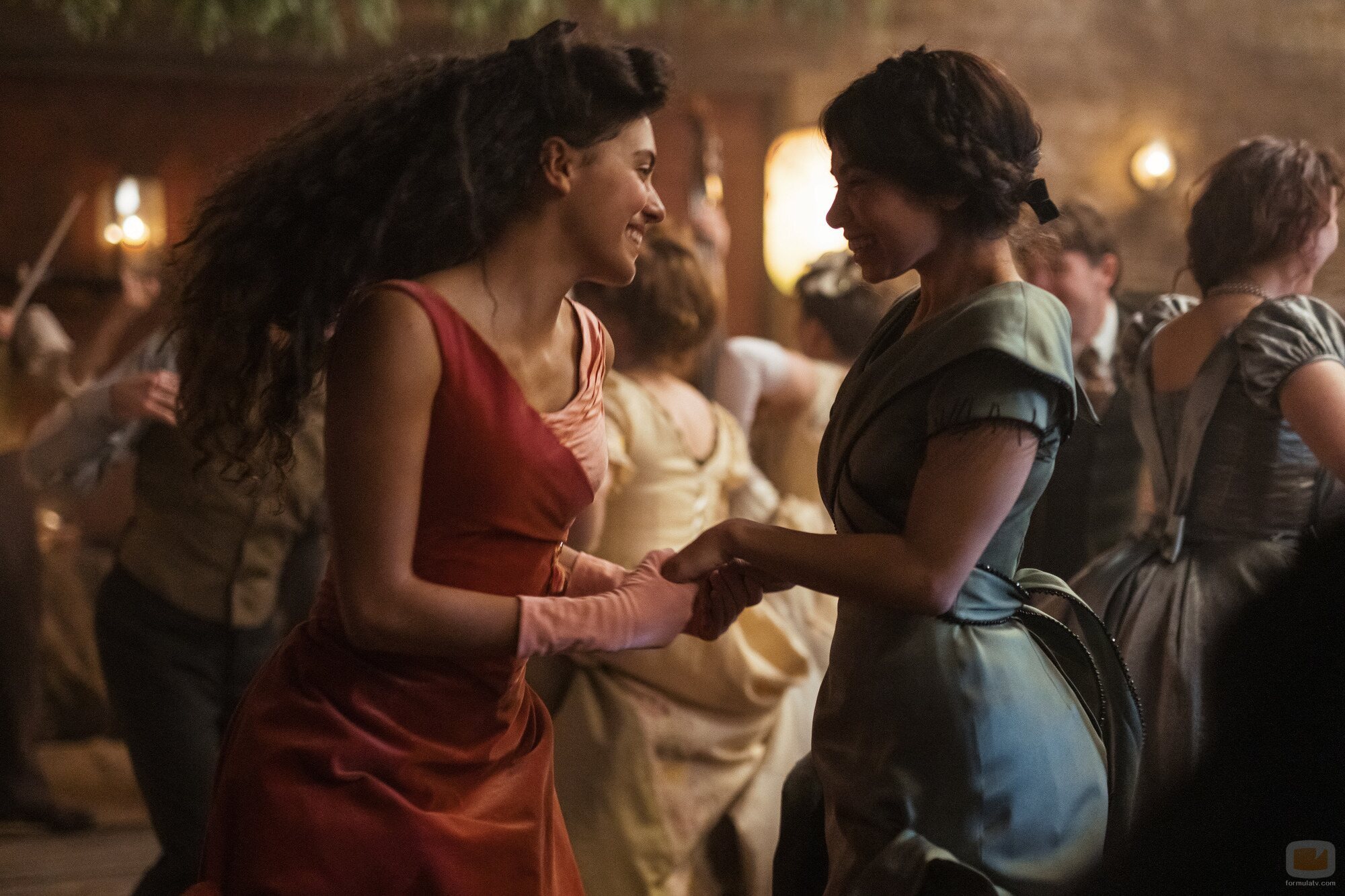 Philippa Northeast y Miah Madden en '¡Por la vida!' de 'Mi brillante carrera'