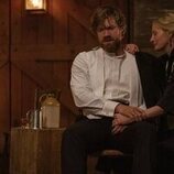 Alexander England y Genevieve O'Reilly en 1x04 titulado '¡Por la vida!' de 'Mi brillante carrera'