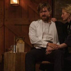 Alexander England y Genevieve O'Reilly en 1x04 titulado '¡Por la vida!' de 'Mi brillante carrera'