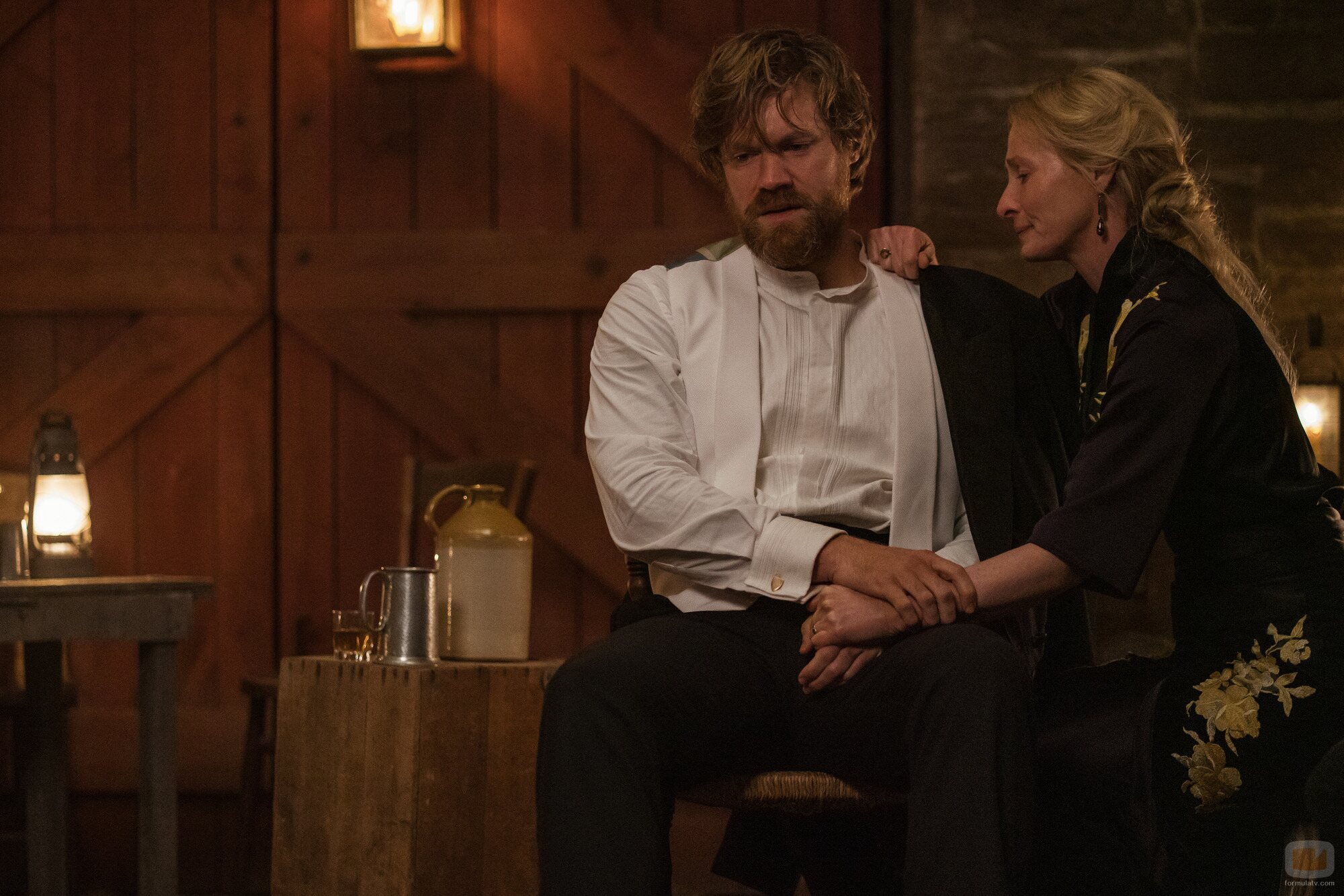 Alexander England y Genevieve O'Reilly en 1x04 titulado '¡Por la vida!' de 'Mi brillante carrera'