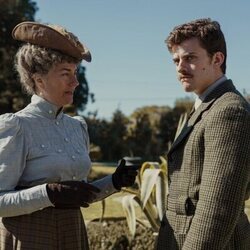 Jake Dunn y Anna Chancellor en el 1x05 de 'Mi brillante carrera'