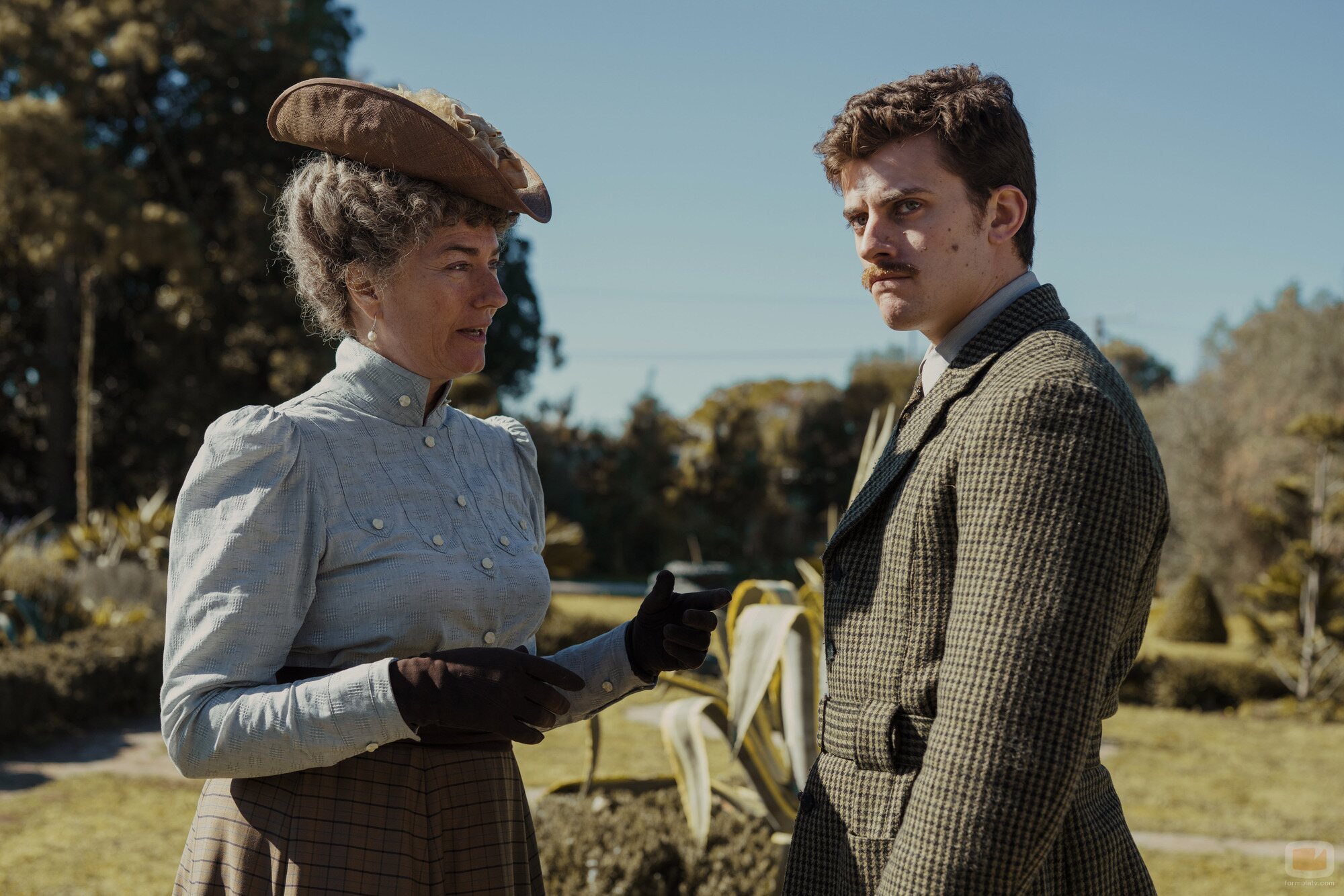 Jake Dunn y Anna Chancellor en el 1x05 de 'Mi brillante carrera'