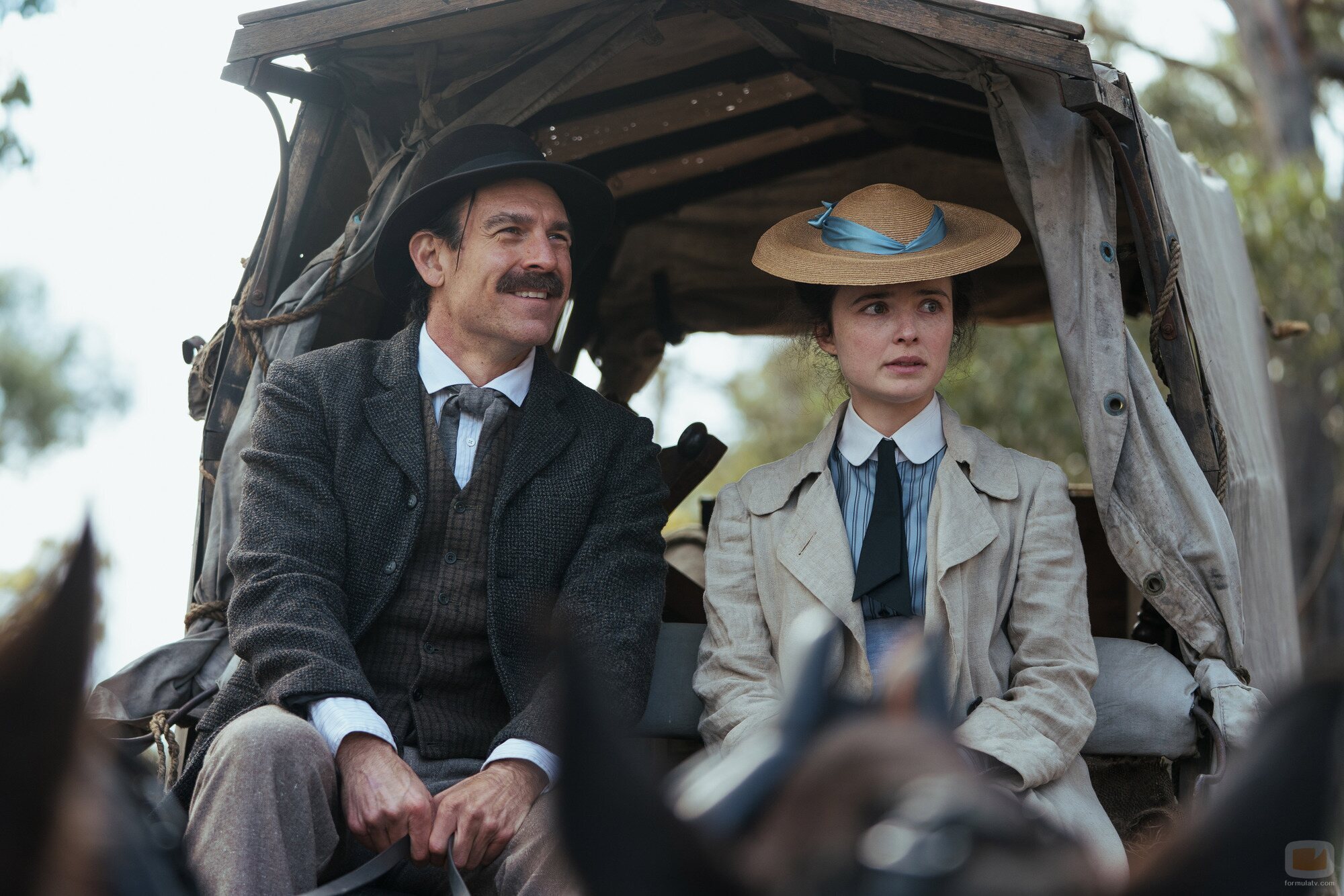 Philippa Northeast y Rohan Nichol en 1x06 'Adiós' de 'Mi brillante carrera'