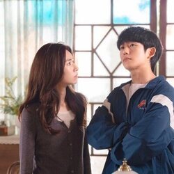 Jung Hae-In y Ha-young en 'Episodio 1' de 'Acaramelados'