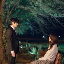 Jung Hae-In y Ha-young en la temporada 1 y el capítulo 02 de 'Acaramelados'