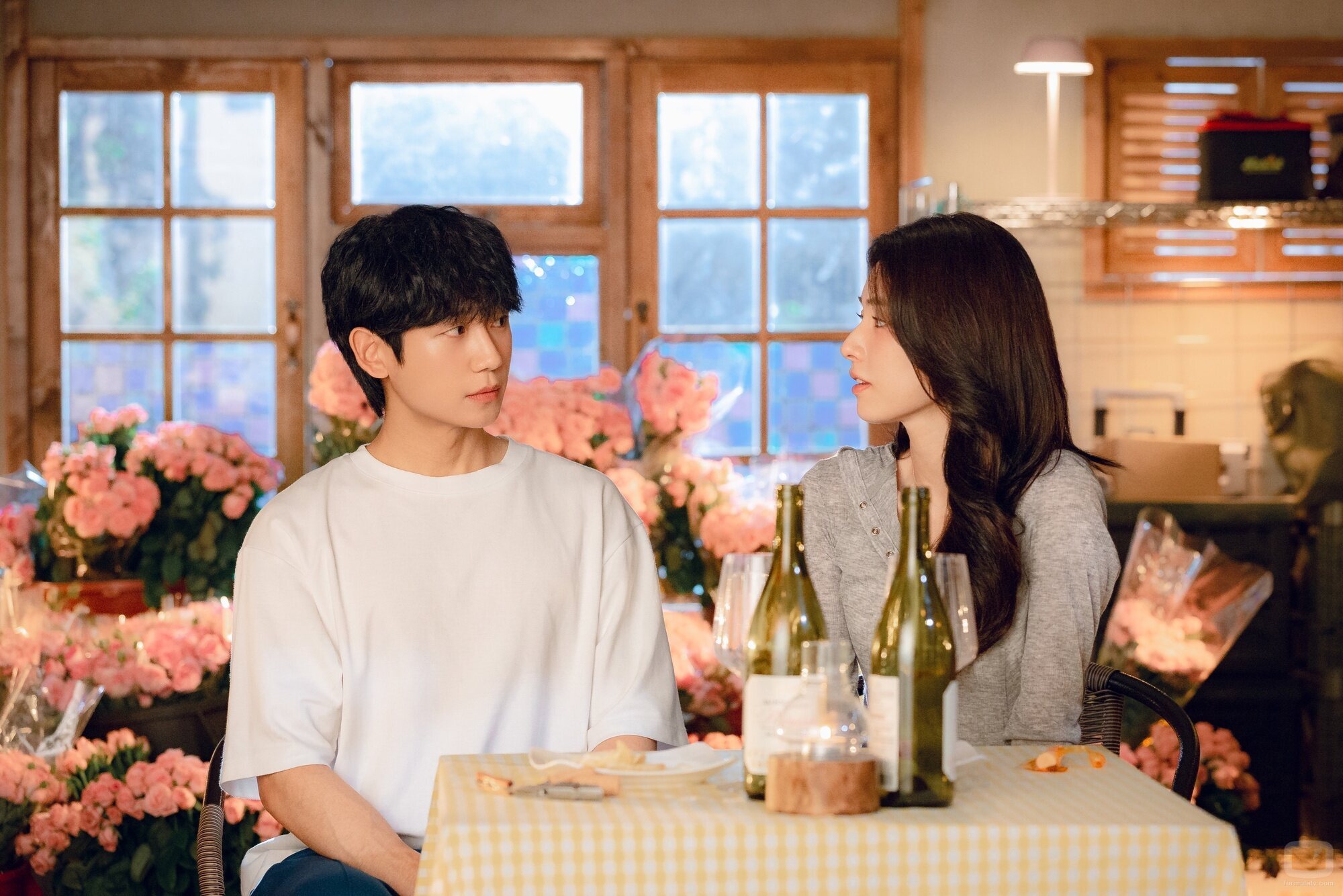 Fotograma de Jung Hae-In y Ha-young en el 1x07 de '이런 엿 같은 사랑'