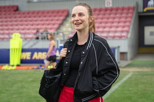 Faye Marsay en 4x03 'El Got Talent de Richmond' de 'Ted Lasso'