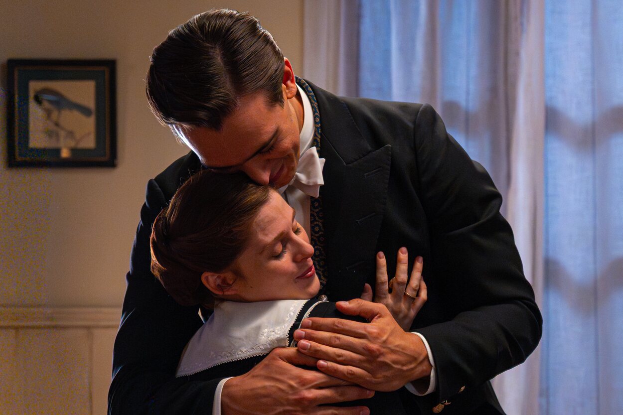 Carlo y María se abrazan en 'La promesa'