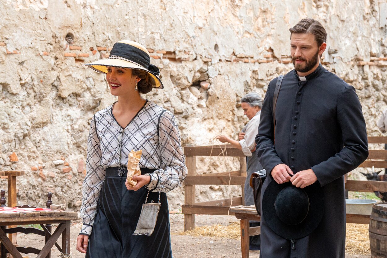 Daniel Schröder y Vera Asunción en una escena de 'La promesa'