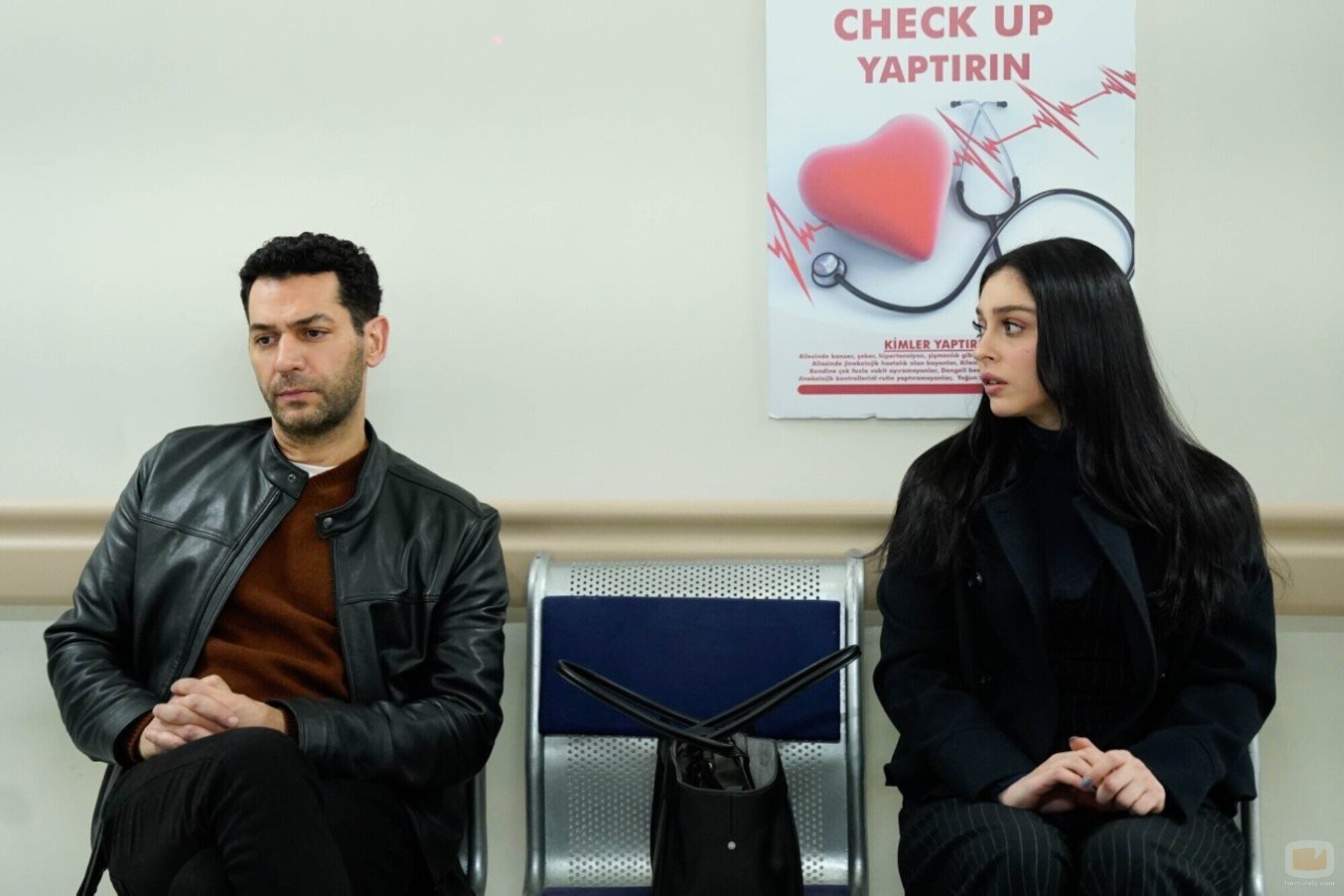 Cemre Baysel y Murat Yildirim en 'El Secreto'