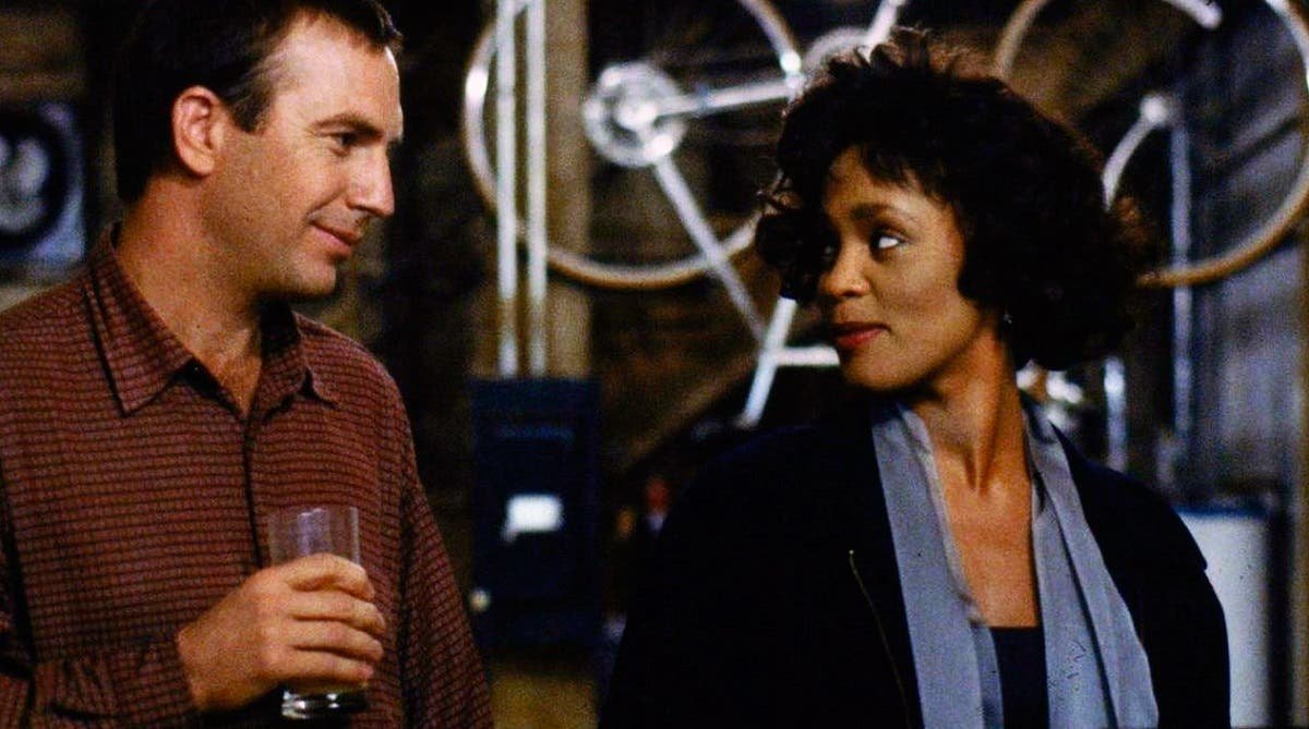 Kevin Costner y Whitney Houston en una escena de 'El guardarespaldas'