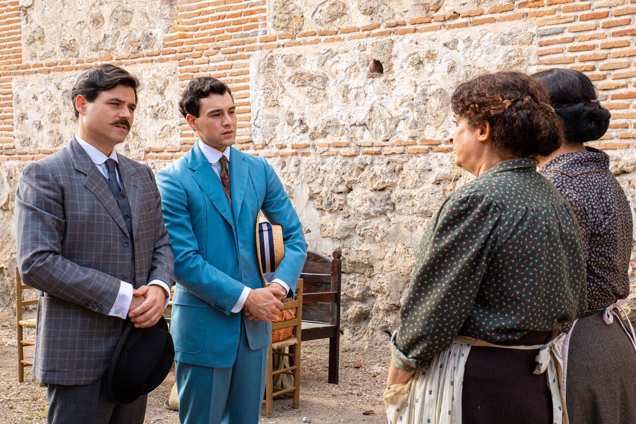 Manuel y Curro visitan a Candela y Simona en el refugio de 'La promesa'
