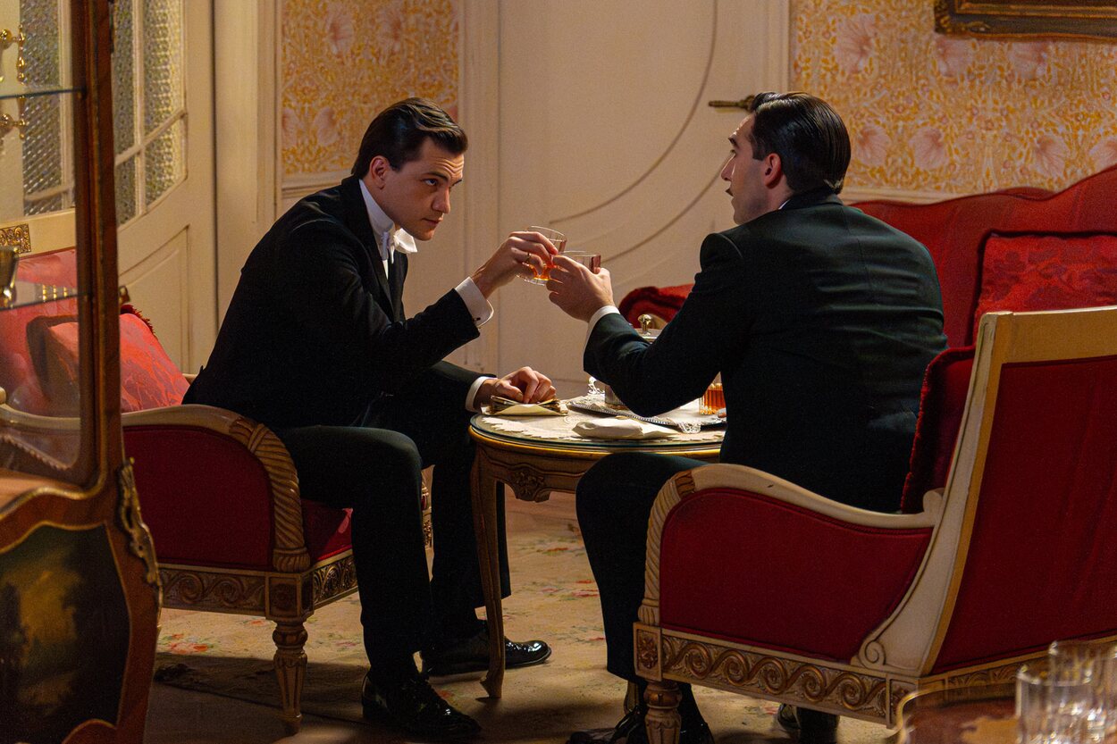 Ciro y Lorenzo brindan en una escena de 'La promesa'